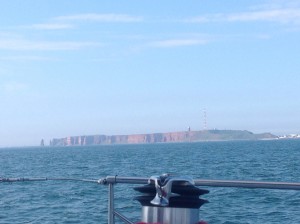 Links im Bild die "Lange Anna" das Wahrzeichen von Helgoland